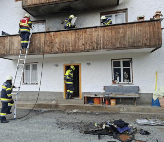 Balkonbrand in Kraschach: Großaufgebot der Feuerwehr verhindert Ausbreitung der Flammen