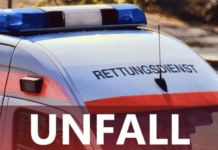 Unfall auf der A10: Lkw prallt in Absicherungsfahrzeug