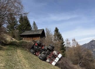 Muli-Transporter überschlägt sich: Landwirt hat Glück im Unglück