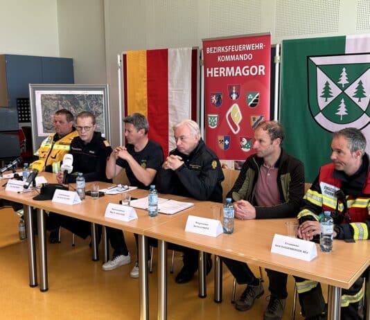 Waldbrand im Lesachtal: Lage entspannt sich – Einsatz bleibt herausfordernd