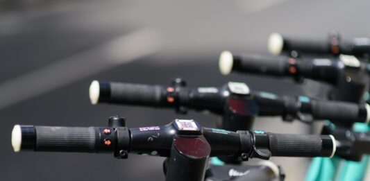 Tragisch: 58-Jähriger stirbt nach E-Scooter-Unfall in Villach