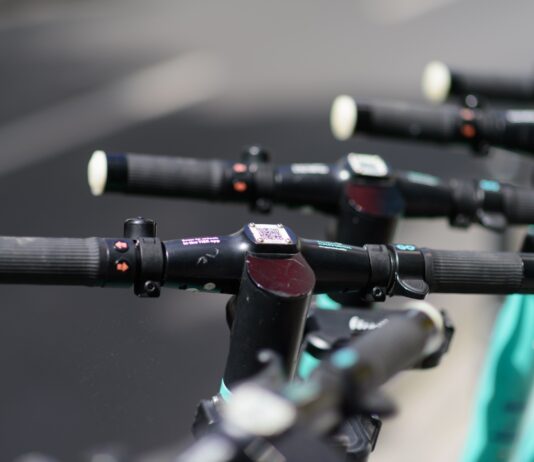 Tragisch: 58-Jähriger stirbt nach E-Scooter-Unfall in Villach