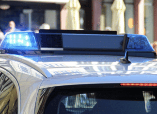 B100 Drautal Straße: Auto landet in Böschung – Feuerwehren im Einsatz