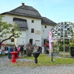Ingeborg-Bachmann-Kuppel vor dem GailtalMuseum im Schloss Möderndorf feierlich eröffnet