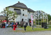 Ingeborg-Bachmann-Kuppel vor dem GailtalMuseum im Schloss Möderndorf feierlich eröffnet
