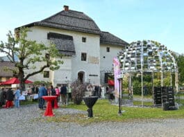 Ingeborg-Bachmann-Kuppel vor dem GailtalMuseum im Schloss Möderndorf feierlich eröffnet