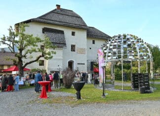 Ingeborg-Bachmann-Kuppel vor dem GailtalMuseum im Schloss Möderndorf feierlich eröffnet