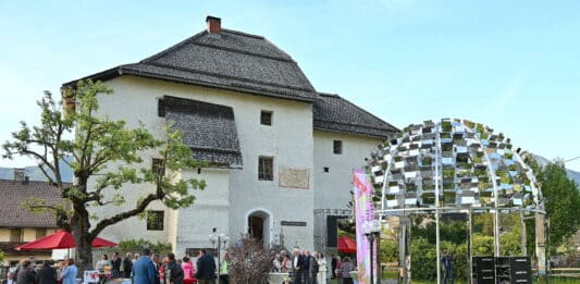 Ingeborg-Bachmann-Kuppel vor dem GailtalMuseum im Schloss Möderndorf feierlich eröffnet