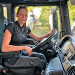 Eine junge Fahrerin am LKW für die Milch der Region