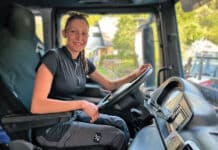 Eine junge Fahrerin am LKW für die Milch der Region