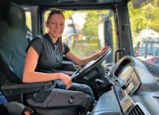 Eine junge Fahrerin am LKW für die Milch der Region