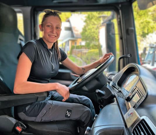 Eine junge Fahrerin am LKW für die Milch der Region