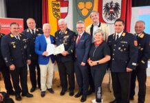 Hohes Abzeichen an Feuerwehr-Urgestein verliehen