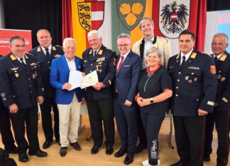 Hohes Abzeichen an Feuerwehr-Urgestein verliehen