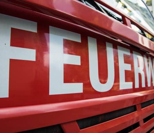 Brand in Altstoffsammelzentrum: 12-Tonnen-Container in Flammen