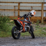 Nach Anhalteversuch geflüchtet: Mopedlenker (16) landet im Feld