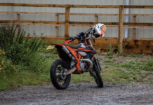 Nach Anhalteversuch geflüchtet: Mopedlenker (16) landet im Feld