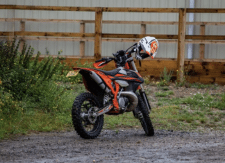 Nach Anhalteversuch geflüchtet: Mopedlenker (16) landet im Feld