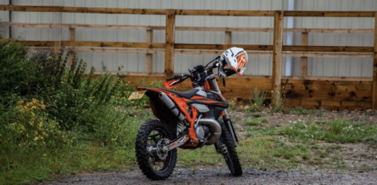 Nach Anhalteversuch geflüchtet: Mopedlenker (16) landet im Feld