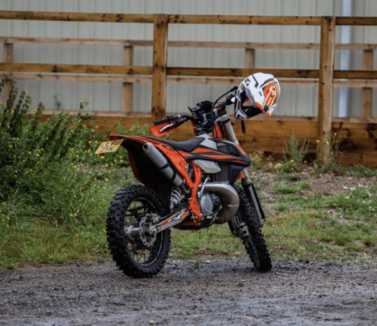 Nach Anhalteversuch geflüchtet: Mopedlenker (16) landet im Feld