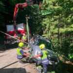 Pkw drohte über Böschung abzustürzen – Feuerwehr rückte zur Bergung aus