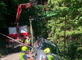 Pkw drohte über Böschung abzustürzen – Feuerwehr rückte zur Bergung aus