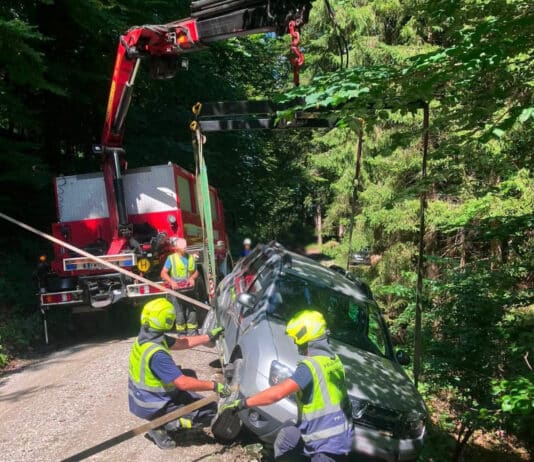 Pkw drohte über Böschung abzustürzen – Feuerwehr rückte zur Bergung aus