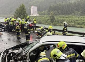 Überholmanöver endet im Frontalcrash – fünf Verletzte auf der B100
