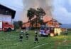 Wirtschaftsgebäude niedergebrannt – 210 Feuerwehrleute im Einsatz