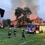 Wirtschaftsgebäude niedergebrannt – 210 Feuerwehrleute im Einsatz