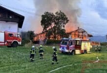 Wirtschaftsgebäude niedergebrannt – 210 Feuerwehrleute im Einsatz