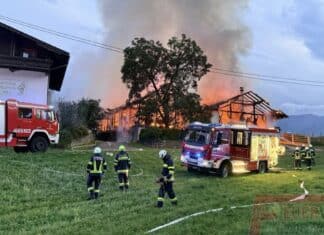 Wirtschaftsgebäude niedergebrannt – 210 Feuerwehrleute im Einsatz