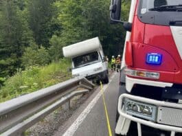 Wurzenpass Straße: Wohnmobil drohte über Böschung abzurutschen