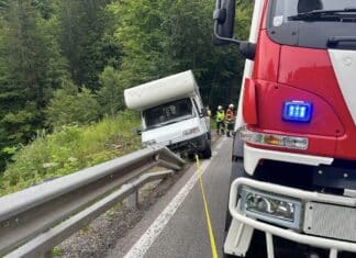 Wurzenpass Straße: Wohnmobil drohte über Böschung abzurutschen