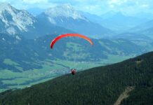Paragleiter stürzt 200 Meter ab – Schwierige Rettung aus felsigem Gelände