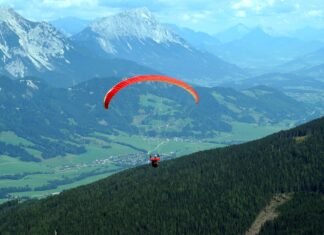 Paragleiter stürzt 200 Meter ab – Schwierige Rettung aus felsigem Gelände