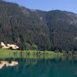 Waldbrände in Friaul-Julisch Venetien: Löschflugzeug schöpft Wasser am Weissensee