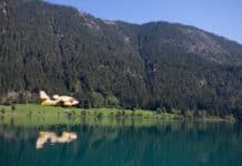 Waldbrände in Friaul-Julisch Venetien: Löschflugzeug schöpft Wasser am Weissensee