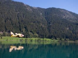 Waldbrände in Friaul-Julisch Venetien: Löschflugzeug schöpft Wasser am Weissensee