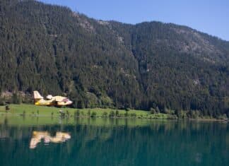 Waldbrände in Friaul-Julisch Venetien: Löschflugzeug schöpft Wasser am Weissensee