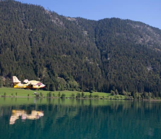Waldbrände in Friaul-Julisch Venetien: Löschflugzeug schöpft Wasser am Weissensee