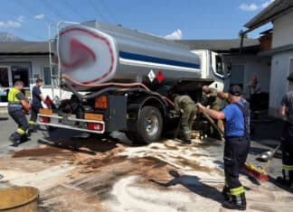 50 Liter Kraftstoff ausgetreten: Feuerwehreinsatz in Möderndorf