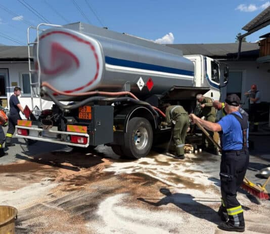 50 Liter Kraftstoff ausgetreten: Feuerwehreinsatz in Möderndorf