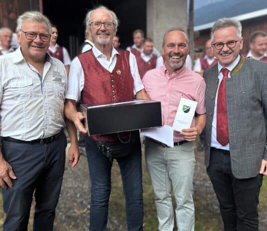 Ehrung für 50 Jahre Chorleitung: Kärntner Lorbeer in Gold für Herwig Schwarz