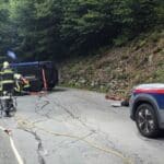 Unfall auf der B 111: Pkw überschlägt sich – zwei Verletzte
