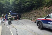 Unfall auf der B 111: Pkw überschlägt sich – zwei Verletzte