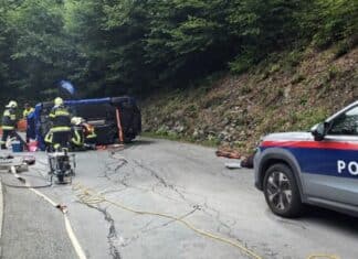 Unfall auf der B 111: Pkw überschlägt sich – zwei Verletzte