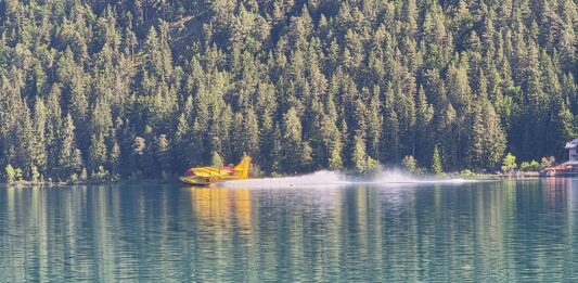 Waldbrand in Italien: Wasser aus Kärnten, Löschflugzeuge aus Slowenien