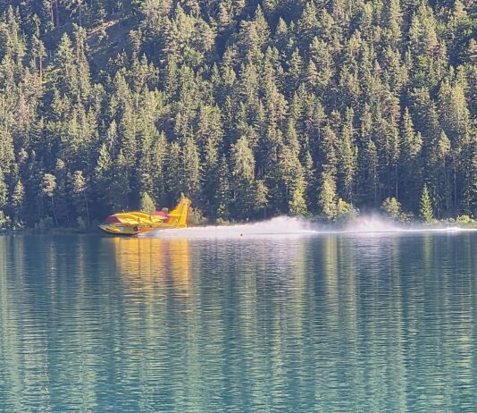 Waldbrand in Italien: Wasser aus Kärnten, Löschflugzeuge aus Slowenien