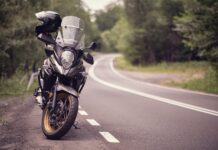 Überholmanöver endet im Krankenhaus – Motorradfahrer (49) verletzt